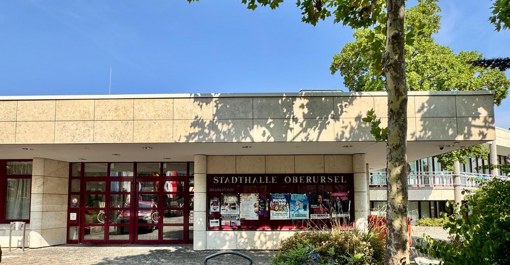 Eingang der Stadthalle Oberursel am Rathausplatz