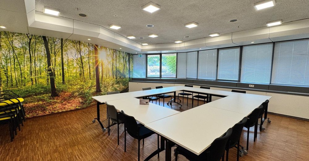 Seminarraum der Stadthalle Oberursel mit Tischen in U-Form